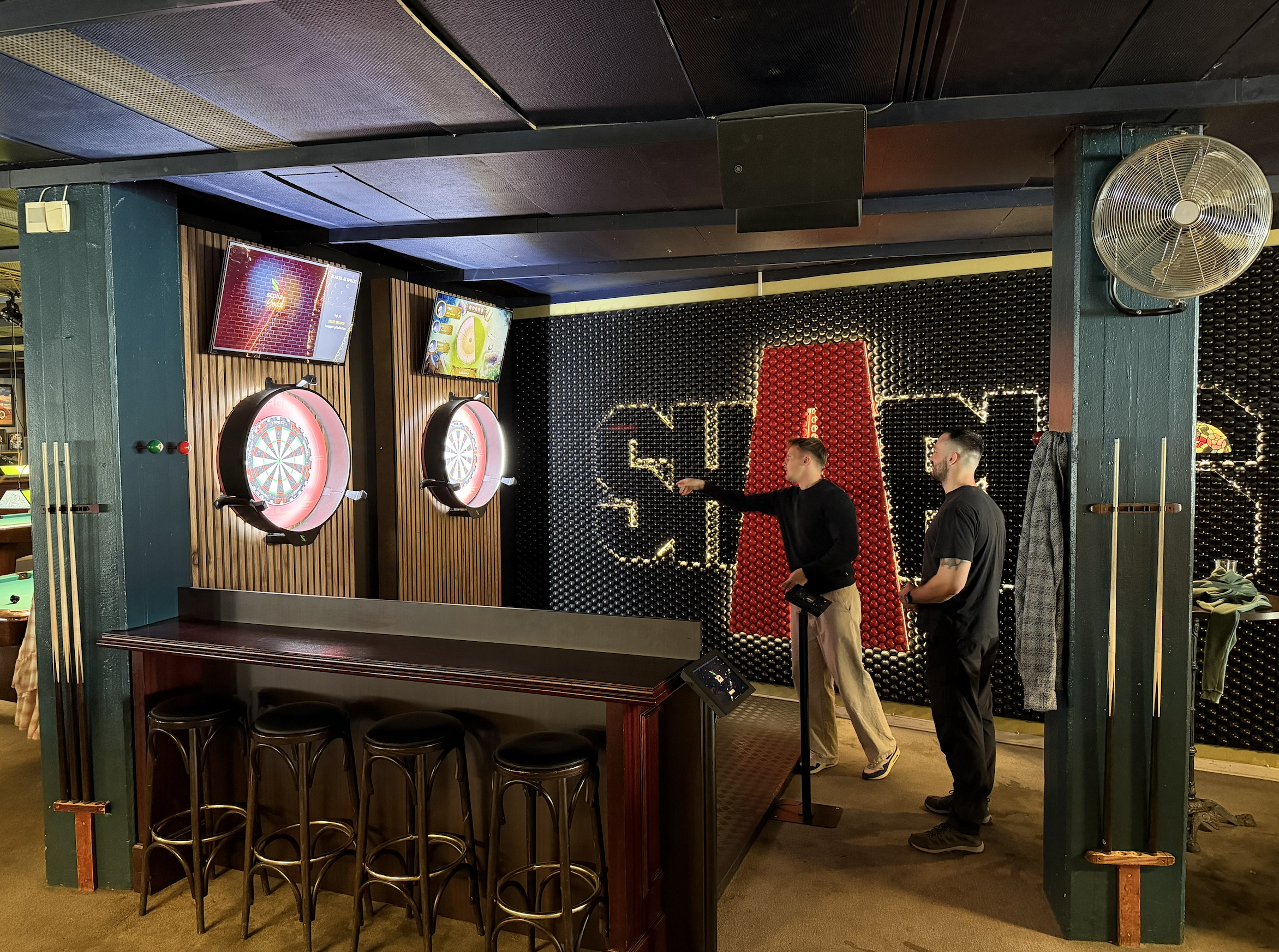 Komplet Nordic Dart Leasing opsætning med tre dartbaner i en bar